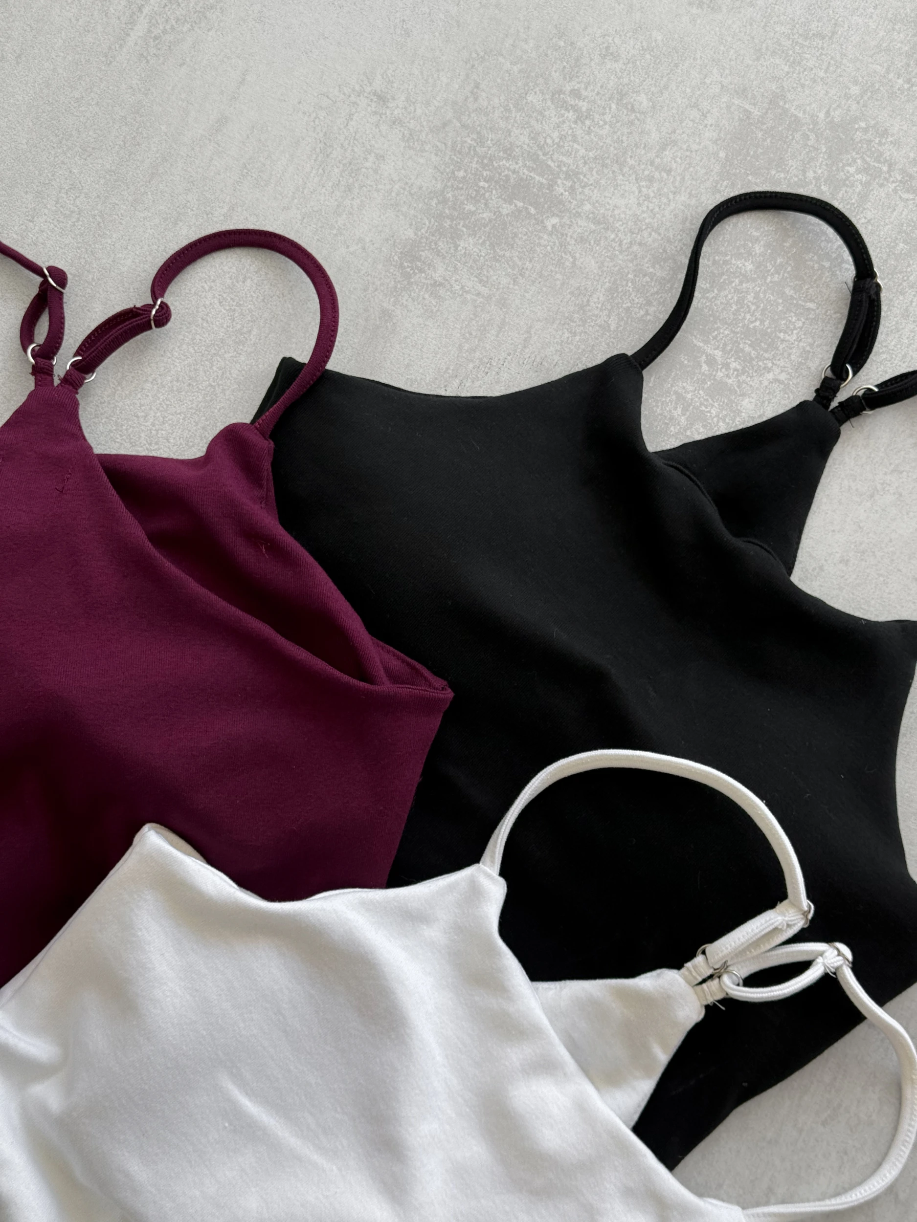 TOP CON ARGOLLAS Y TIRAS